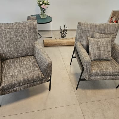 שני כורסאות אפורות על רצפת אריחים