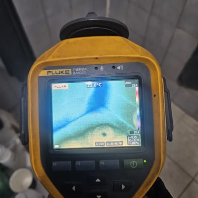 מד חום תרמי מציג תמונה צבעונית של טמפרטורות