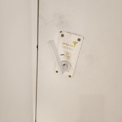 ידית דלת עם מנעול על דלת לבנה