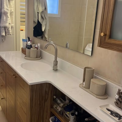 שיש לבן עם כיור וברז בחדר אמבטיה מודרני