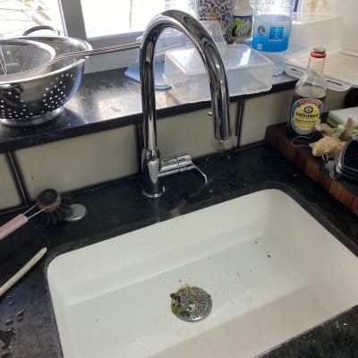כיור מטבח עם ברז נירוסטה ומסננת