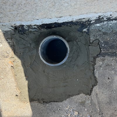 צינור אטום בבטון על משטח בטון