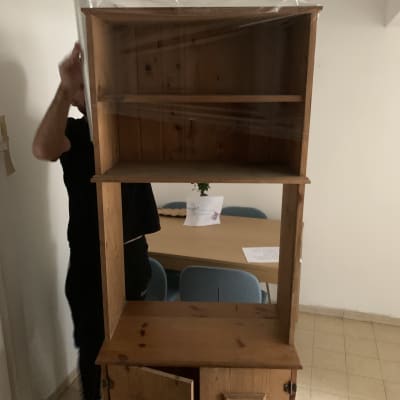 ארון עץ עטוף בניילון עם דלתות פתוחות