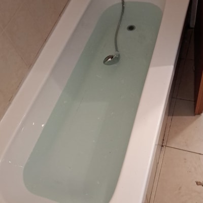 אמבטיה מלאה במים עם צינור מתכת