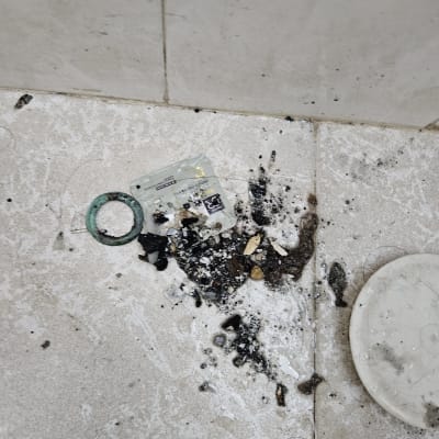 לכלוך על רצפה עם טבעת גומי ירוקה