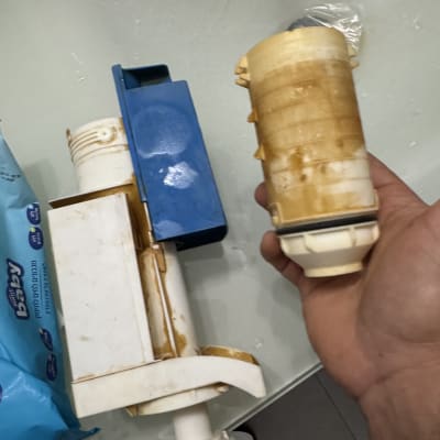 חלקי אינסטלציה ישנים על שולחן