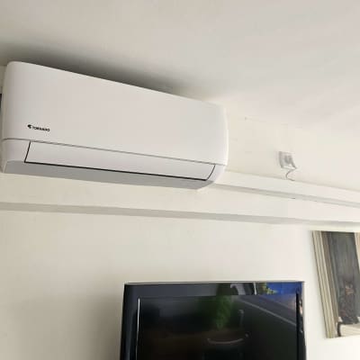 מזגן מותקן על קיר מעל טלוויזיה