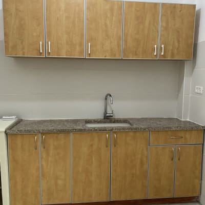 כיור מטבח עם ארונות עץ וברז נירוסטה