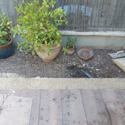 שקיות חול, מטאטא ועבודות שיפוץ בגינה