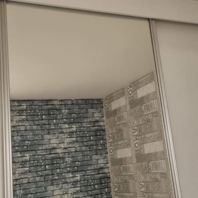 מראה גדולה עם מסגרת מתכת בחדר