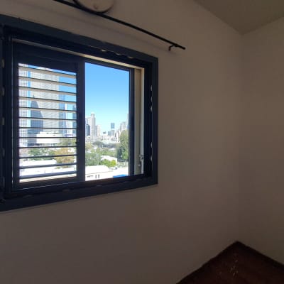 חלון אלומיניום עם תריסים פתוחים