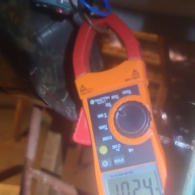 מד זרם מחובר לחוטים ליד דוד שמש