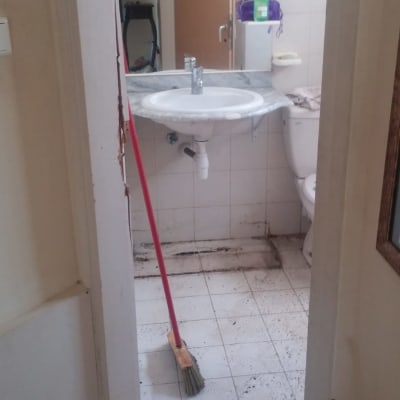 לפני הוצאת הארון ואחרי, כמובן שצולם לפני שהמקום נוקה