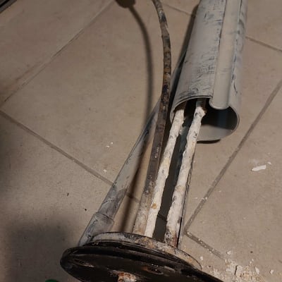 חלקי דוד שמש ישנים עם חוטי חשמל חשופים