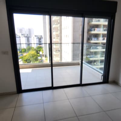 רצפה נקייה עם חלון זכוכית גדול