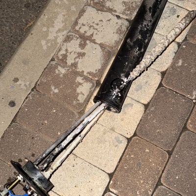 גוף חימום של דוד שמש מונח על מדרכה