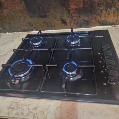 כיריים גז עם ארבעה מבערים דולקים