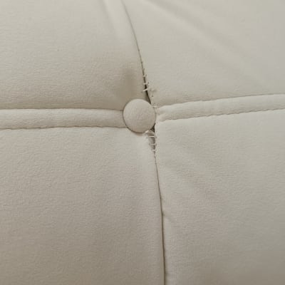 תפרים וכפתורים על ריפוד בד בהיר