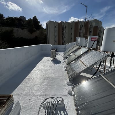 גג אטום עם ציפוי לבן ומערכות סולאריות