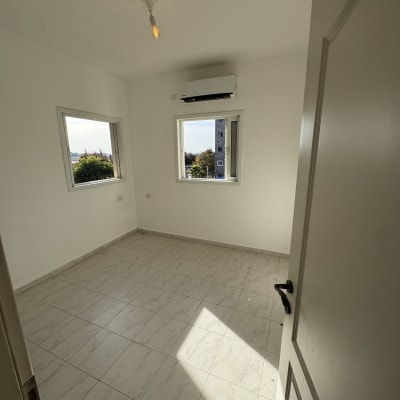 חדר ריק עם קירות צבועים ולבן