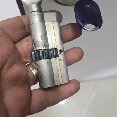 מנעול גלילי ביד עם מפתח בדלת