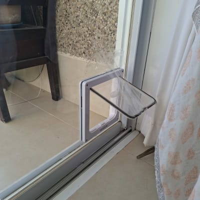 התקנת דלת לחיות מחמד בזכוכית של דלת הזזה