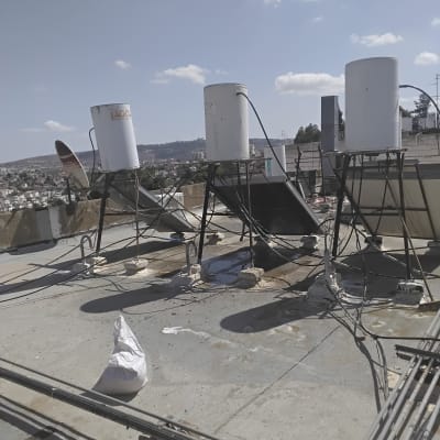 דודי שמש על גג עם חיבורים וצינורות