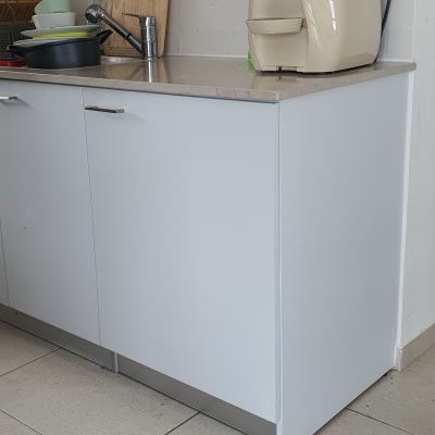 מטבח עם ארונות עץ ולוח חיתוך