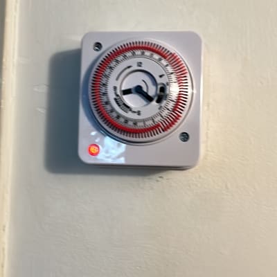 טיימר חשמלי מותקן על קיר