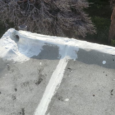 איטום גג עם חומר לבן סביב צינור