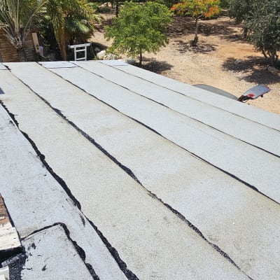 גג עם יריעות איטום בשמש