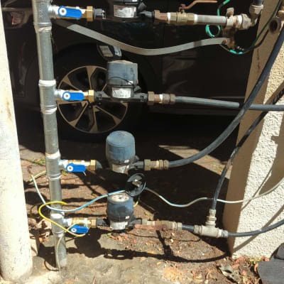 מד מים וצינורות חיבור בתחום האינסטלציה