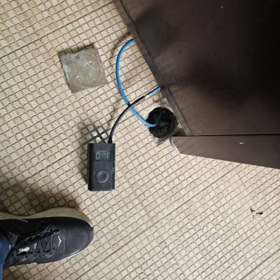 כבל כחול ומכשיר על רצפה, עבודה בתחום איתור נזילות