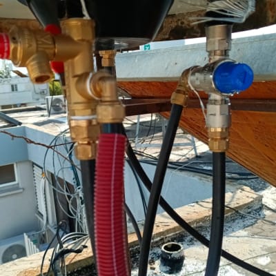 חיבורים וצינורות של מערכת סולארית על גג