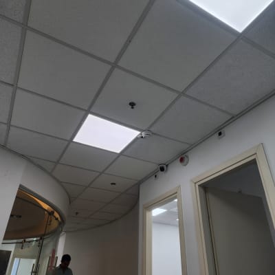 תקרת גבס עם גלאי עשן ומצלמות אבטחה