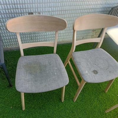 שני כיסאות עם כתמים על הדשא