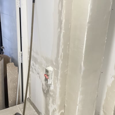 קיר צבוע עם מטאטא על הרצפה