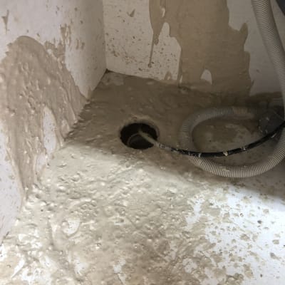 נזילה עם צינור גמיש וחור בקיר