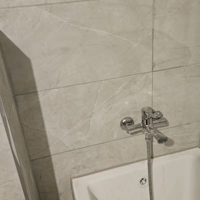 ברז אמבטיה עם אריחי קרמיקה על הקיר