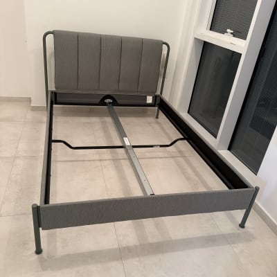 מסגרת מיטה בחדר עם רצפת אריחים