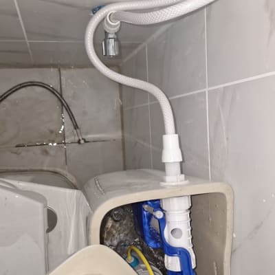 תמונה של מיכל שירותים עם צינור וחלקים פנימיים