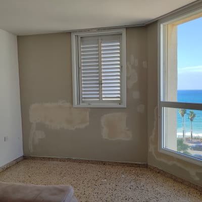 קיר עם תיקוני צבע ליד חלון