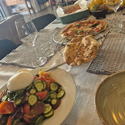 שולחן ערוך עם סלט, פיצה ולחם