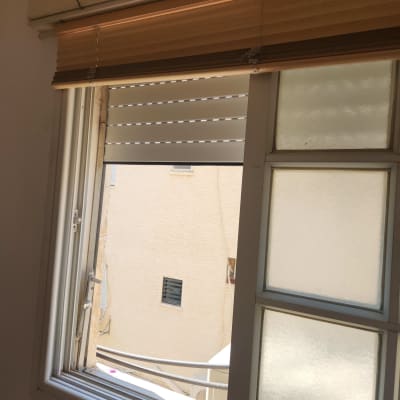 תריסים וחלון פתוח עם נוף חיצוני