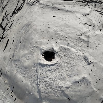 חומר איטום לבן עם סדקים על גג