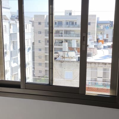 חלון אלומיניום עם נוף לבניינים