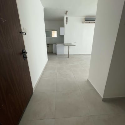 רצפה נקייה בחדר ריק עם קירות לבנים