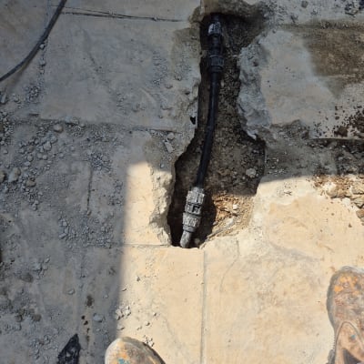 צינור חשוף בתעלה ברצפה עם חיבורים