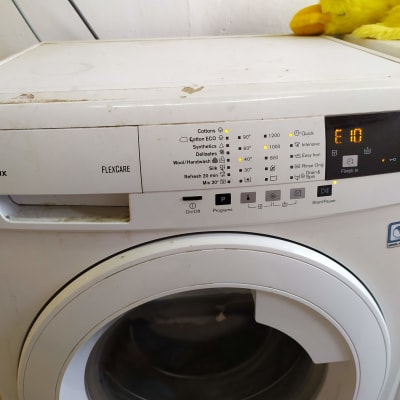 מכונת כביסה אלקטרולוקס עם תצוגת שגיאה E10