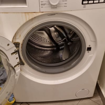 מכונת כביסה עם דלת פתוחה ותוף פנימי